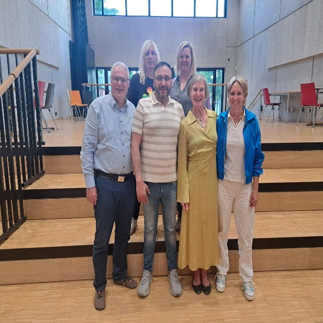 Fördervereinsvorstand der Gesamtschule am Botanischen Garten, Oppum nach Wahl 2025 in der Aula der Schule